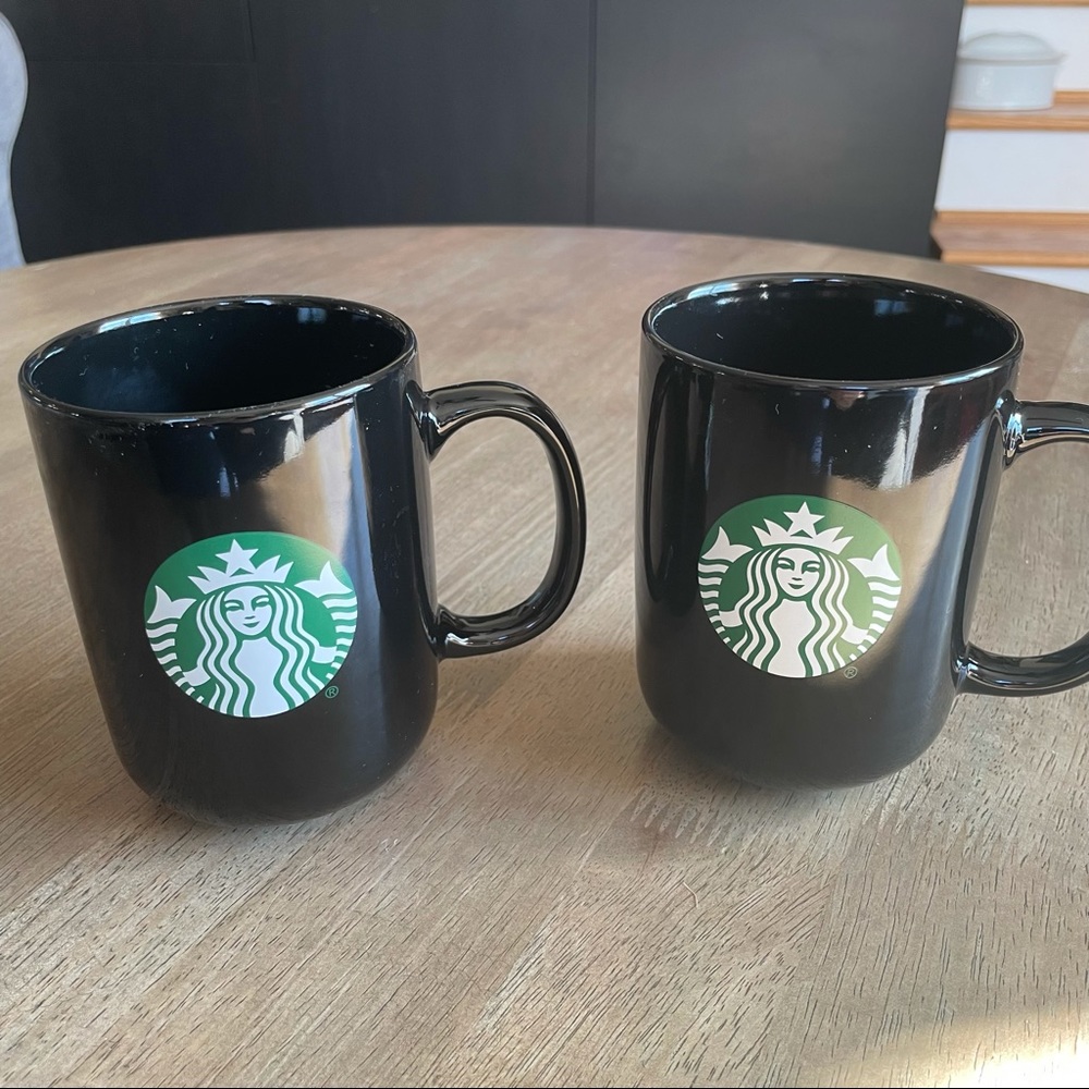 Starbucks 15oz Mugs 2021
Good preowned condition 
No chips or cracks 
15 oz